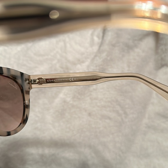 Authentic Gucci Sunglasses with case - Picture 5 of 14